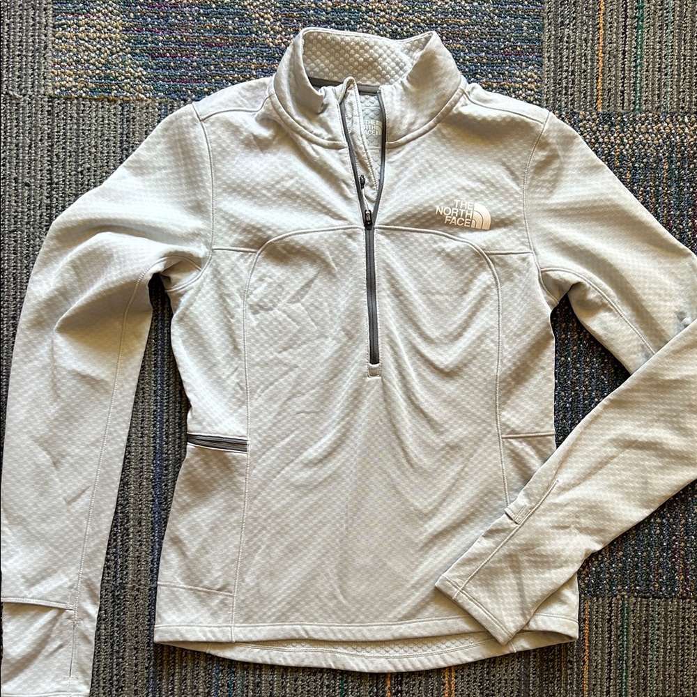 NWOT ✨The North Face ✨ Light Gray textured Pullover - excellent condition!